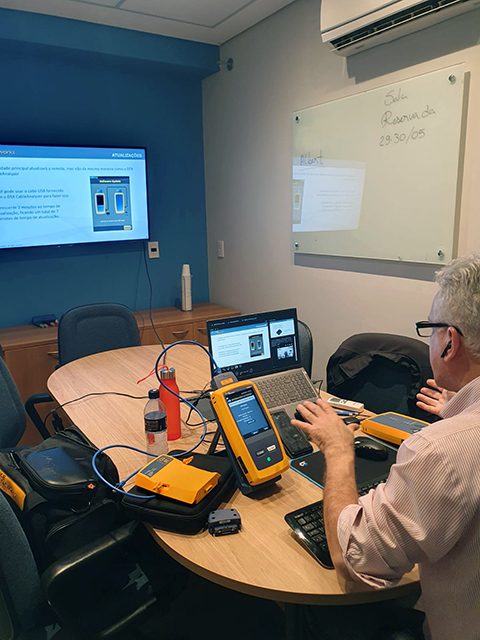 Com a GP Cabling and Security Solutions, sua experiência com certificadores Versiv2 Fluke Networks não acaba na compra! Oferecemos treinamento online pós-venda completo para operação dos equipamentos, sem custo adicional. Na foto, o Eng. Carlos Cruz, FNET Expert com mais de 20 anos de experiência na área, realiza treinamento online com o equipamento DSX2-8000 Cable Analyzer. Entre em contato e saiba qual equipamento Fluke Brasil é ideal para você.