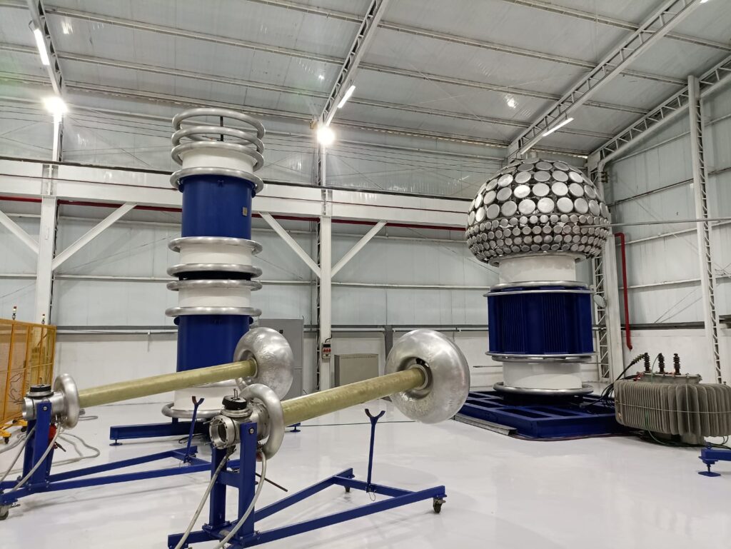 O laboratório também foi desenvolvido para fazer a avaliação de descargas parciais avaliação de tangente delta ciclos térmicos ensaio de rigidez dielétrica resistência elétrica do condutor resistência elétrica da blindagem capacitância tensão elétrica DC aplicada na capa externa entre outros Ele conta ainda com os equipamentos adjacentes necessários para a ressonância do sistema permitindo testes em longos lances de cabos em bobinas comenta Thiago Bragagnolle gerente de laboratórios de PD do Grupo Prysmian O primeiro teste realizado foi referente ao o fornecimento de 3 km de cabos com tensão máxima de 145 kV seção nominal de 500 mm2 produzidos localmente para um projeto da Usina Jupiá instalada no Rio Paraná na divisa entre São Paulo e Mato Grosso do Sul O cabo vai conectar a eclusa à subestação da usina substituindo um antigo cabo de óleo fluído OF Como peça chave de Pesquisa  Desenvolvimento a recém inaugurada estrutura vai contribuir com a inovação e o desenvolvimento de novos produtos e novas matérias primas já que permite realizar os ensaios necessários na categoria de alta tensão classe de tensão igual ou maior que 69 kV em uma estrutura totalmente segregada da linha de produção e com uma equipe totalmente dedicada de técnicos em PD