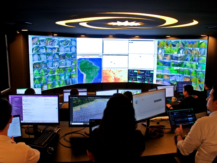 Para a Brasol, empresa investida da Siemens e BlackRock e consolidada no mercado de transição energética com projetos de geração de energia limpa, garantir que as usinas fotovoltaicas estejam operando em seu melhor desempenho é fundamental. Tão importante quanto entregar o projeto é fazer com que ele esteja em sua capacidade máxima de operação, sem instabilidade, com disponibilidade de energia, segurança e eficiência. Por isso, a empresa inaugurou em sua sede, em São Paulo, o Network Operation Center (NOC). De lá, 65 empreendimentos da Brasol espalhados pelo Brasil são monitorados em tempo real, 24/7.