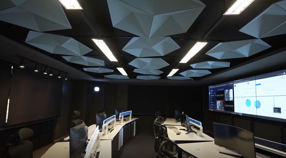 GP Cabling, Núcleo Monitoramento, One Stop Shop, Centro de Controle Operacional, CCO, alta tecnologia, infraestrutura de segurança, videowall Samsung, Avigilon Alta, Motorola Solutions, ZKTeco, CommScope, Ruckus, APC Schneider Electric, projeto corporativo, monitoramento crítico, inovação tecnológica, mobiliário ergonômico, integração de soluções, transformação digital
