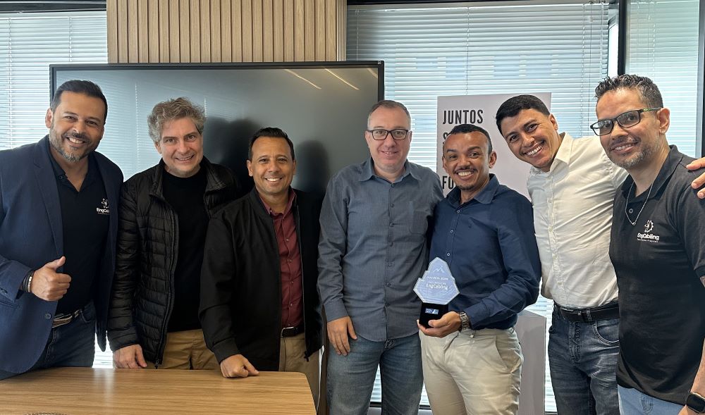 Os diretores da GP Cabling visitaram a sede da EngCabling e entregaram o troféu "Melhores Clientes 2025" para o CEO da empresa.