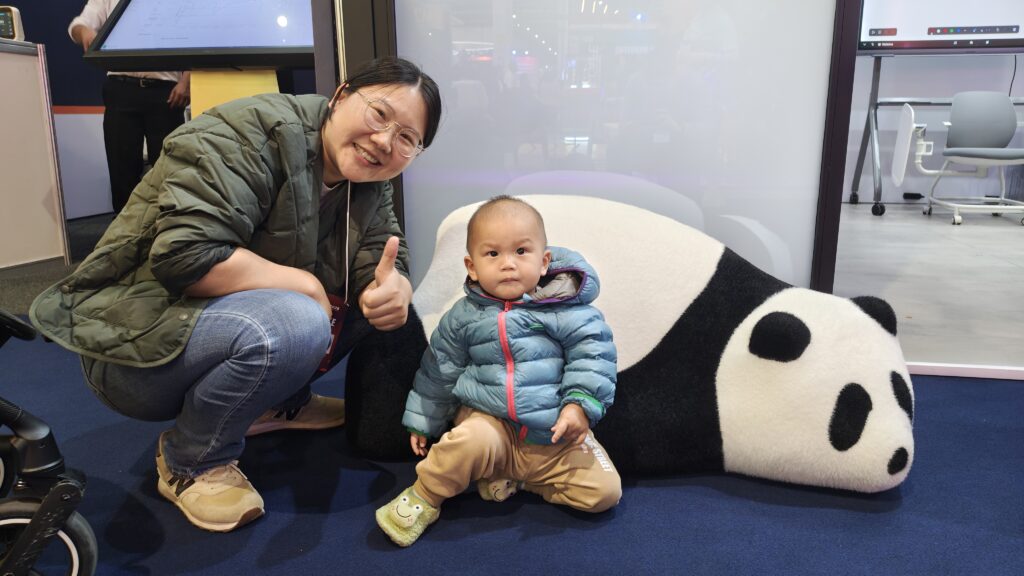 Visitante interage com panda na INNFRA FM