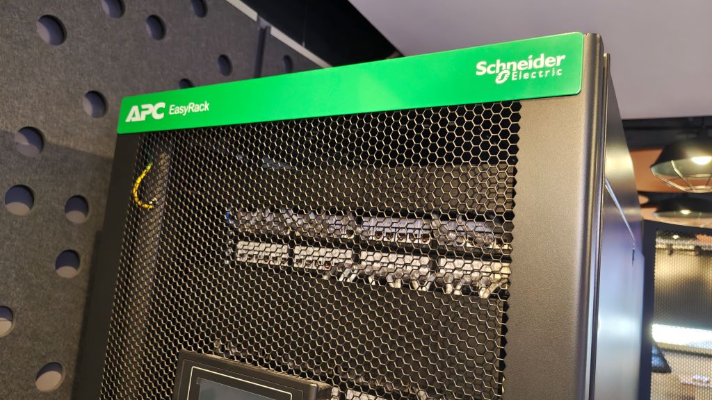 O rack da linha APC Schneider é projetado para projetos robustos.