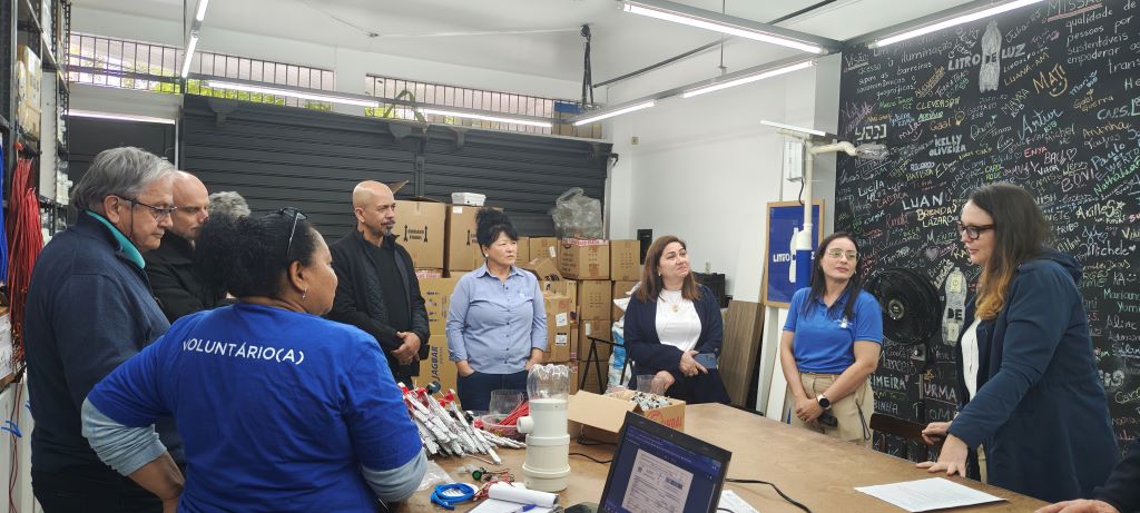 Visitantes conhecem o projeto de perto